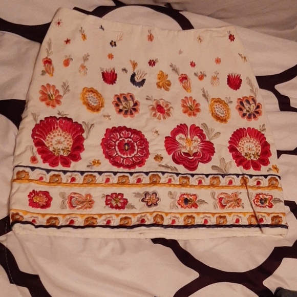 A skirt - Picture 1 of 3